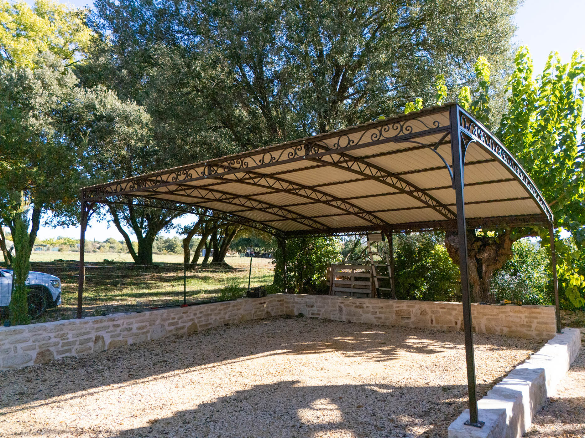 Abri voiture traditionnel sur mesure en acier Abri voiture traditionnel sur mesure en acier Aubussargues 30021