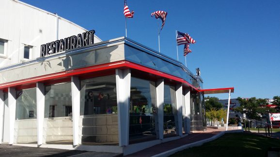 Structure métallique et habillage pour le restaurant Ben's