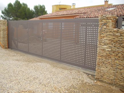 Portail coulissant en acier sur mesure