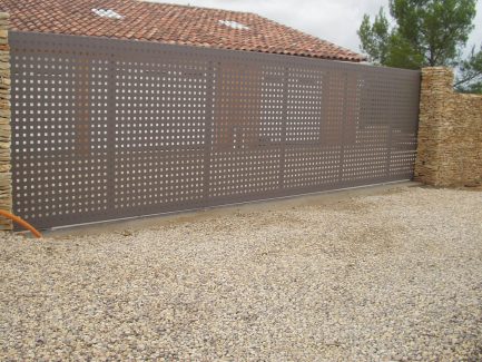 Portail contemporain coulissant en acier sur mesure