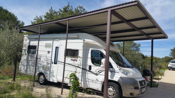 Abri contemporain pour camping-car sur mesure Nîmes