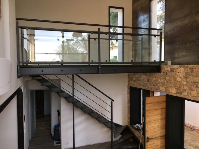 Ensemble passerelle et escalier en acier et verre sur mesure Occitanie