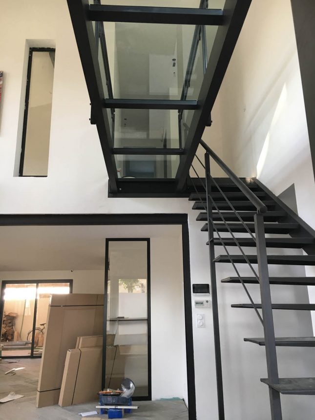 Ensemble passerelle et escalier en acier sur mesure Nîmes