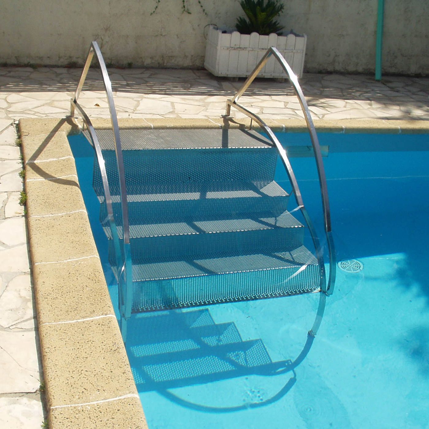 Escalier en inox pour piscine sur mesure Occitanie