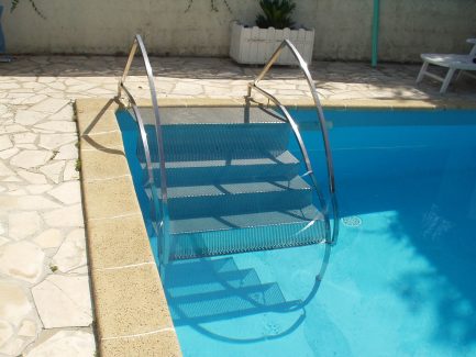 Escalier en inox pour piscine sur mesure Occitanie