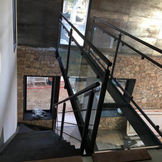 Escalier suspendu avec passerelle acier vitré Gard