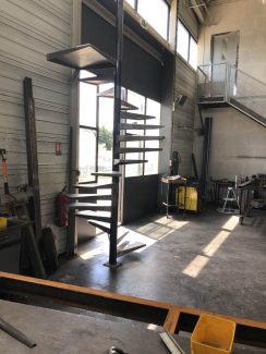 Escalier hélicoïdal sur mesure en acier en Occitanie