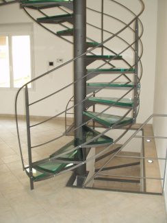 Escalier hélicoïdal avec marches en verre Gard