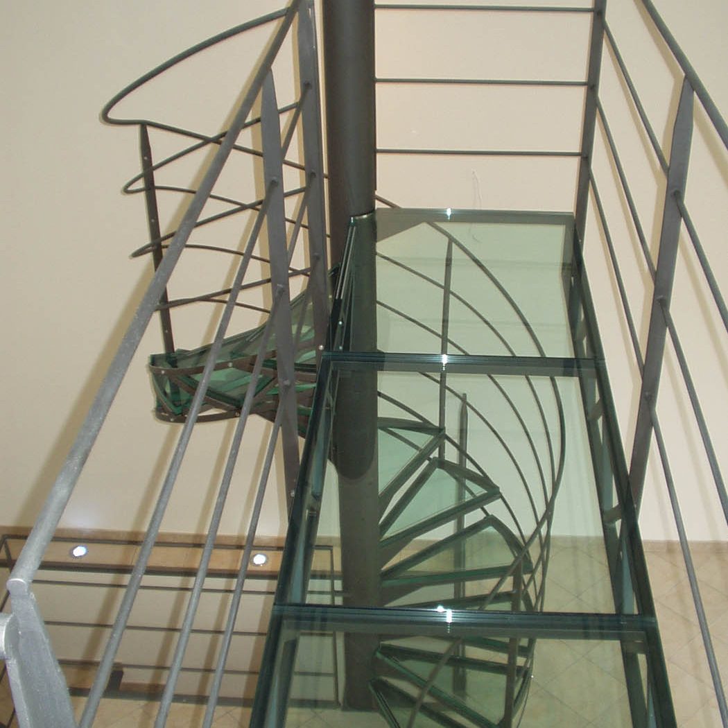 Escalier hélicoïdal avec marches en verre àà Montpellier