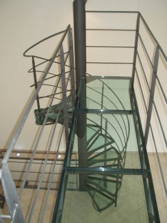 Escalier hélicoïdal avec marches en verre àà Montpellier