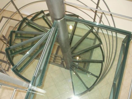 Escalier hélicoïdal avec marches en verre à Nîmes