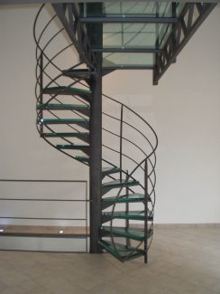 Escalier hélicoïdal avec marches en verre sur mesure Occitanie