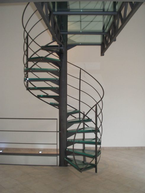 Escalier hélicoïdal avec marches en verre sur mesure Occitanie
