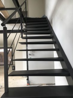 Escalier suspendu avec passerelle acier vitré Nîmes