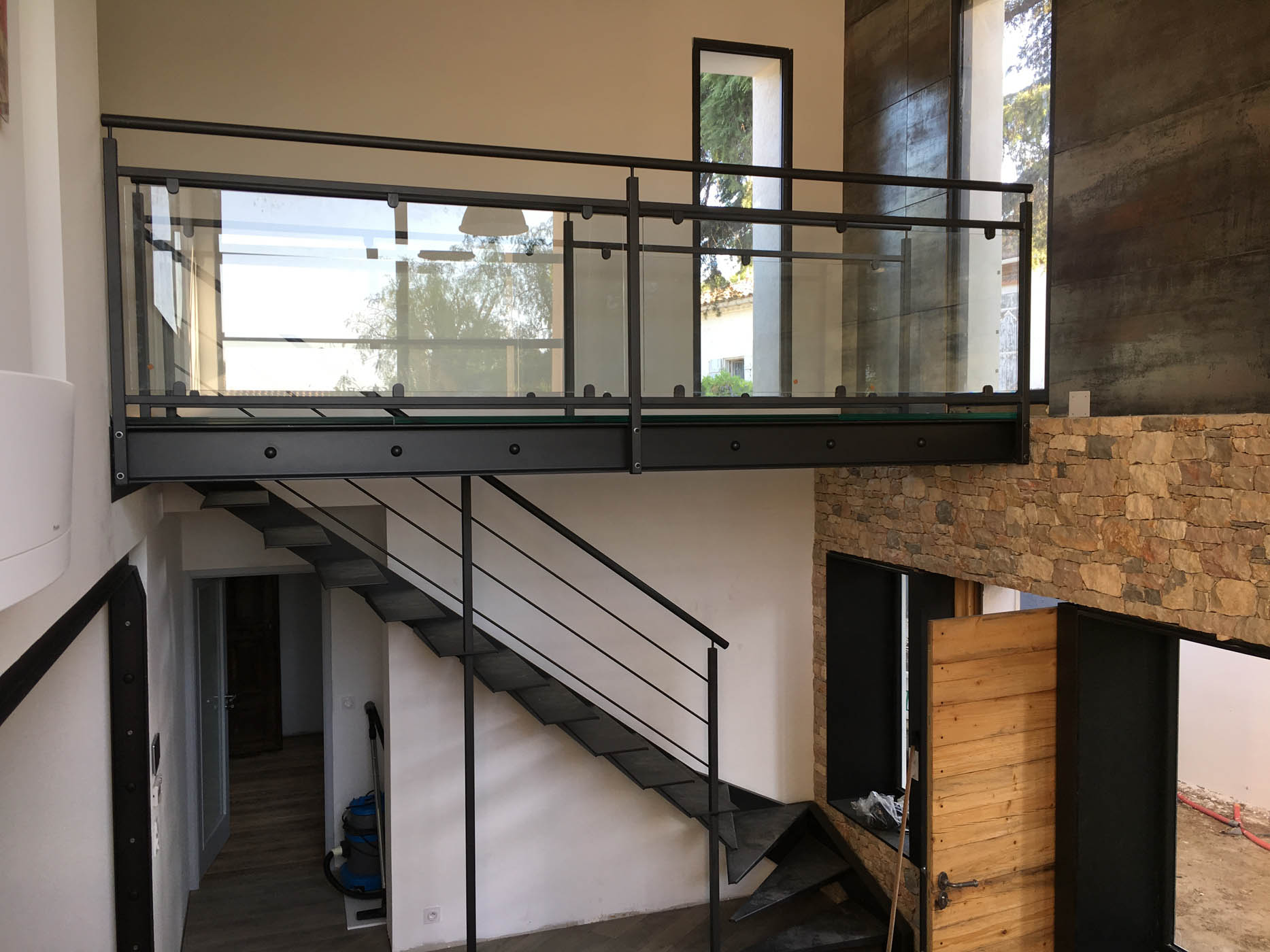 Escalier quart tournant marches suspendues sur mesure Occitanie