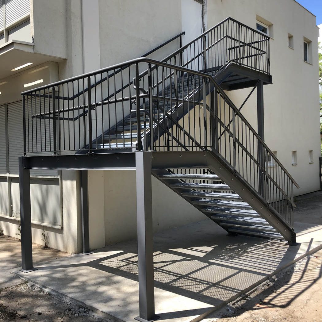 Escalier de secours quart tournant en acier sur mesure à Poulx