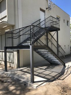 Escalier de secours quart tournant en acier sur mesure à Poulx