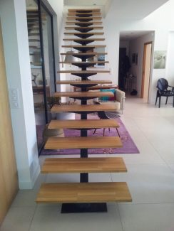 Escalier sur mesure avec limon central et marches en bois Gard