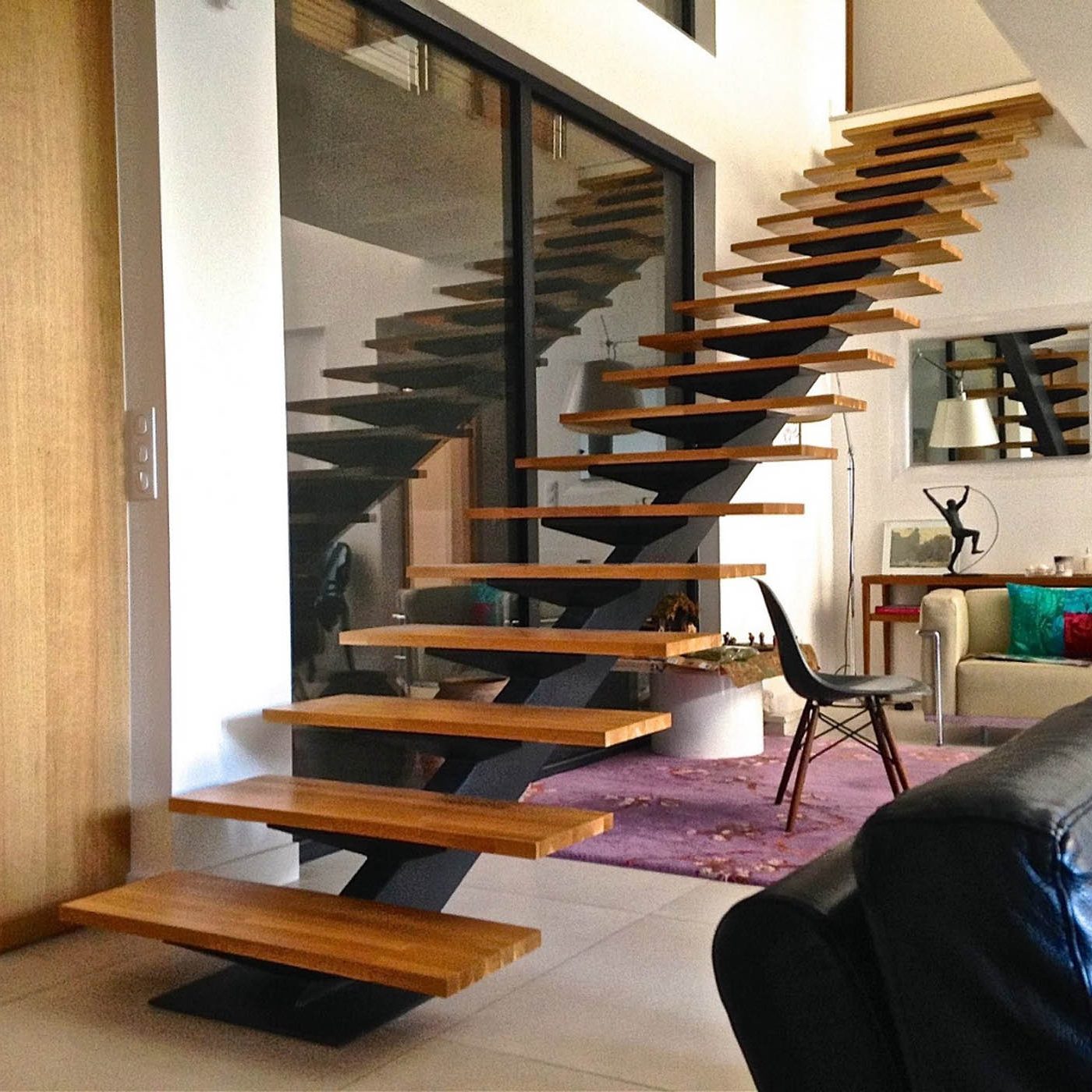 Escalier sur mesure avec limon central et marches en bois à Montpellier