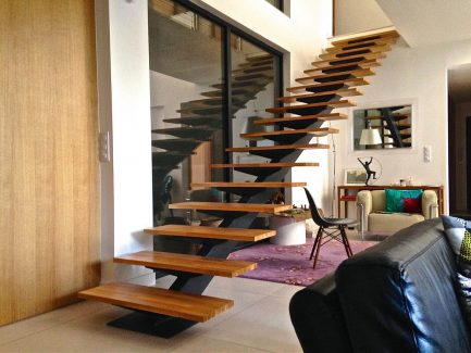 Escalier sur mesure avec limon central et marches en bois à Montpellier