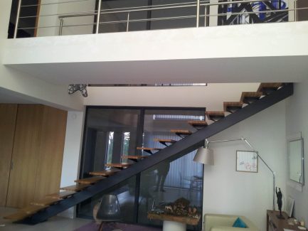 Escalier sur mesure avec limon central et marches en bois Occitanie