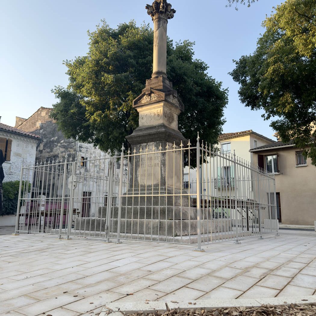 Grille de défense en fer forgé sur monument historique à Garons
