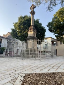 Grille de défense en fer forgé sur monument historique à Garons