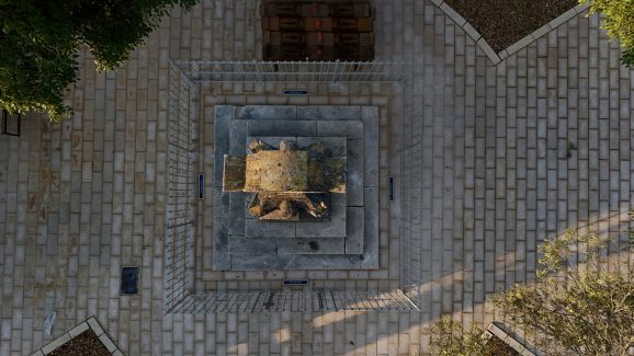 Grille de défense en fer forgé sur monument historique à Manduel