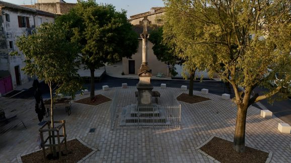 Grille de défense en fer forgé sur monument historique dans le Gard