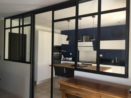 Menuiserie intérieure séparatif cuisine style industriel Occitanie