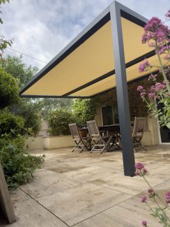 Pergola contemporaine sur mesure toile soltis Caissargues