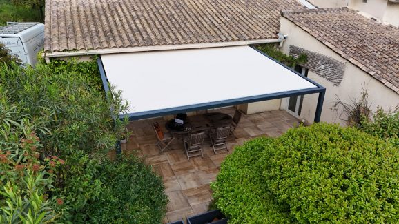 Pergola contemporaine sur mesure toile soltis Gard
