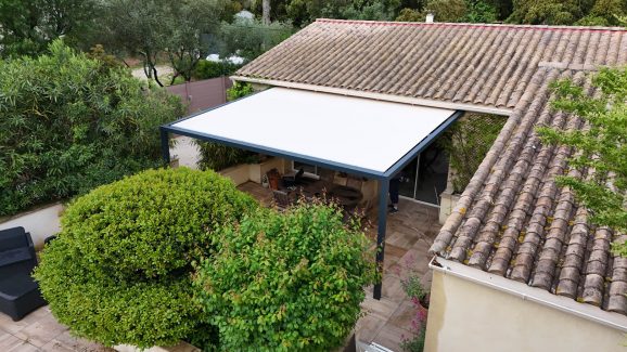 Pergola contemporaine sur mesure toile soltis Nîmes