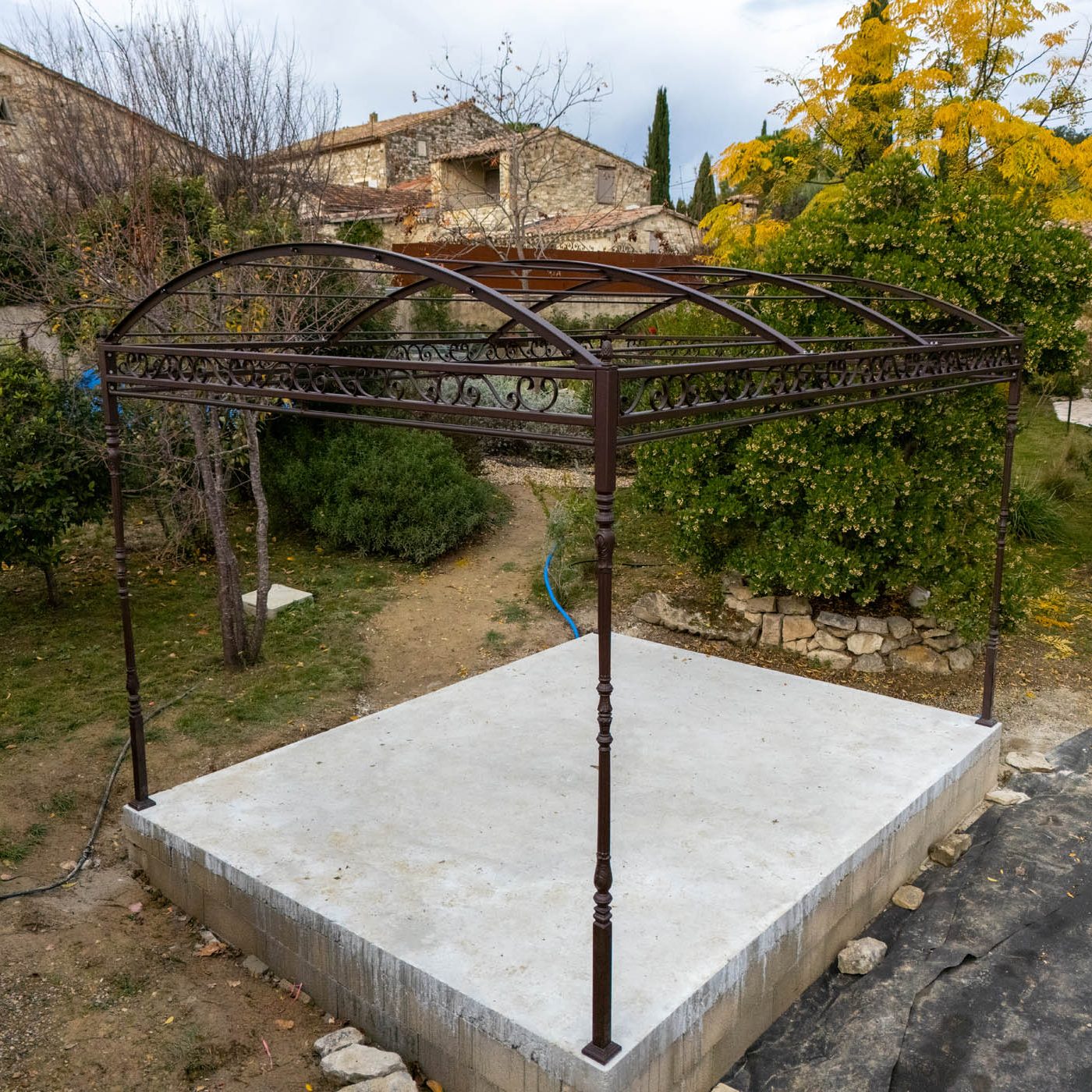 Pergola de jardin traditionnel en acier sur mesure Occitanie