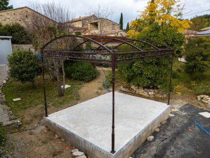 Pergola de jardin traditionnel en acier sur mesure Occitanie