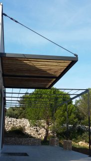 Pergola suspendue moderne sur mesure Bezouce