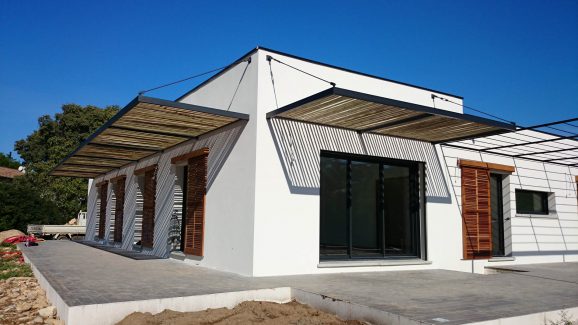 Pergola suspendue moderne sur mesure Montpellier