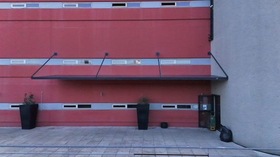 Pergola suspendue sur mesure à Nîmes