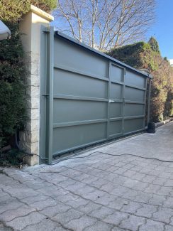 Portail coulissant avec portillon intégré sur mesure Nîmes