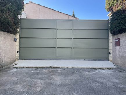 Portail coulissant avec portillon intégré sur mesure Nîmes