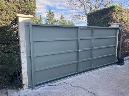 Portail coulissant avec portillon intégré sur mesure Uzès