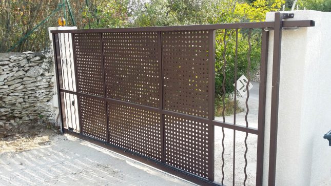 Portail coulissant en acier sur mesure Bellegarde
