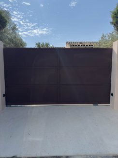 Portail coulissant moderne en acier sur mesure Calvisson