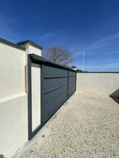 Portail coulissant moderne en acier sur mesure Caveirac