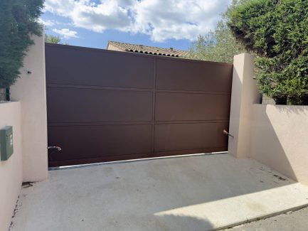 Portail coulissant moderne en acier sur mesure Gard