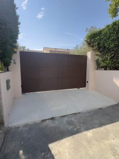 Portail coulissant moderne en acier sur mesure Mauguio