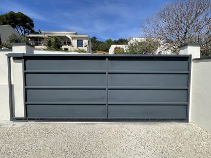 Portail coulissant moderne en acier sur mesure Mauguio