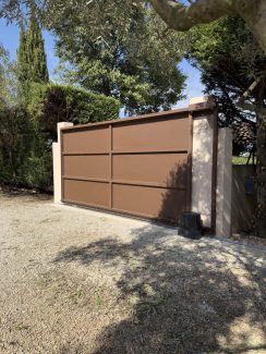 Portail coulissant moderne en acier sur mesure Montpellier