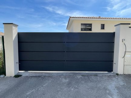 Portail coulissant moderne en acier sur mesure Occitanie