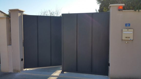 Portail tôle et acier deux vantaux sur mesure Caissargues